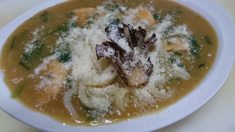 ガーリックバターカレーうどん（1270円）