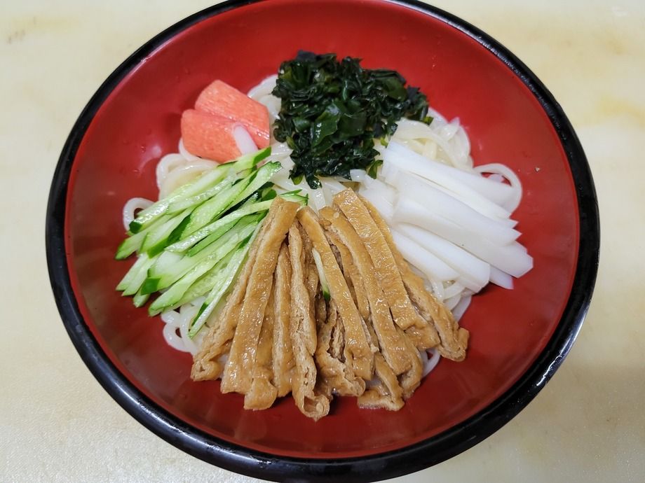 冷しきつねうどん（1080円）