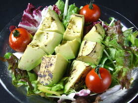 焼きアボカドのサラダ