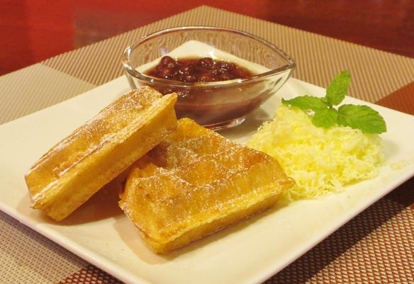 自家製厚焼きワッフル　たっぷりバター＆北海道あずき