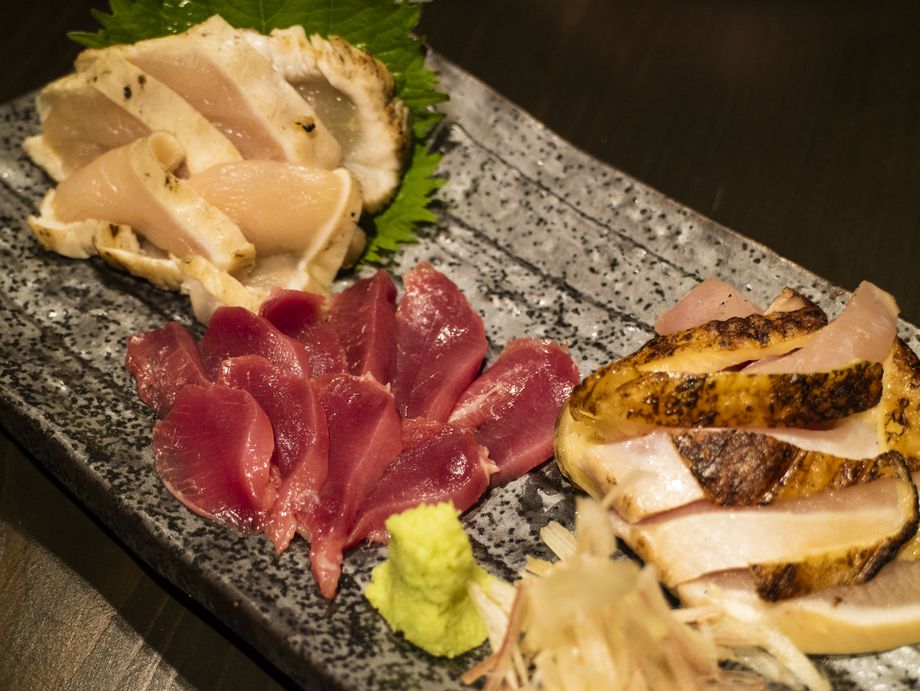 鶏刺し盛合せ（990）