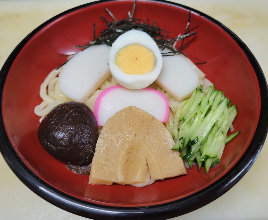 冷しおかめうどん（1220円）
