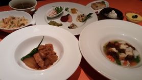 ランチAコース（◆工芸茶◆季節のアミューズ盛り合わせ ◆本日のスープ ◆当店名物特選大根餅 ◆自家製だれのモチモチ水餃子  ◆季節野菜のクリーム煮込み ◆柿とマテ茶鷄の豆豉炒め  ◆桜海老の炒飯  ◆本日のデザート）　　※写真はイメージ・仕入れ等により内容が変更する場合があります