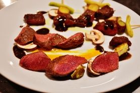 南伊豆産の鹿　Chacoal grilled locar deer 　コース料理をご予約頂くとご提供がスムーズです。