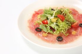 まぐろカルパッチョ　アボカドとトマトのサラダ仕立て