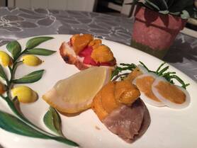 ウニのブルスケッタ、ウニのルイベ、幻豚のチンタセネーゼの肉巻き