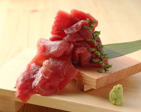 漁漁名物!こぼれるほどのマグロ盛り