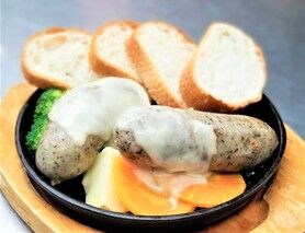 ★Bラクレット・彩り野菜と大きめサルシッチャ（生フランク）2本のラクレット.[人気の一品です。]ぜひ、お試し下さい。