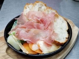 C.イタリア産生ハムと野菜のラクレット