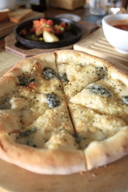 ゴルゴンゾーラとパルミジャーノチーズのピザ（880円）