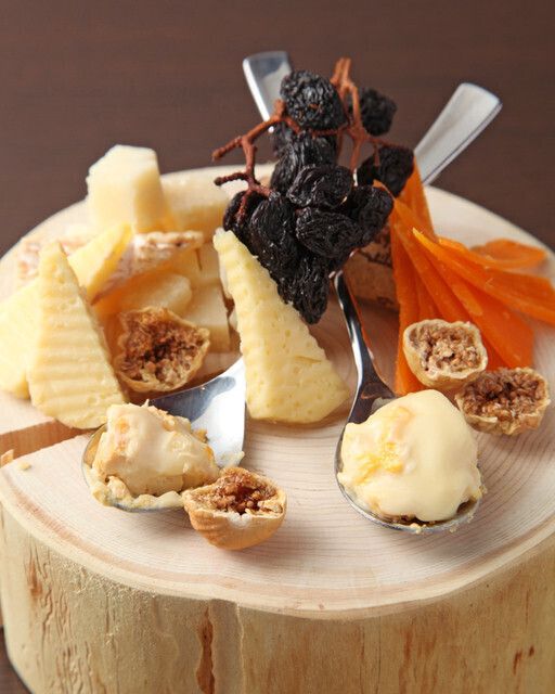 ソムリエが選ぶワインに合うチーズ4種盛り（1,280円）
