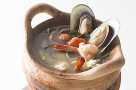 トムヤム・ルアム・ナム・サイ（シーフードのトムヤムスープ クリアタイプ）