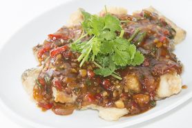 プラー・ラート・プリック（揚げ魚のスパイシーあんかけ）