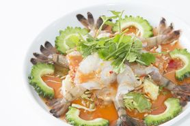 クン・チェー・ナンプラー（海老のタイ風カルパッチョ）