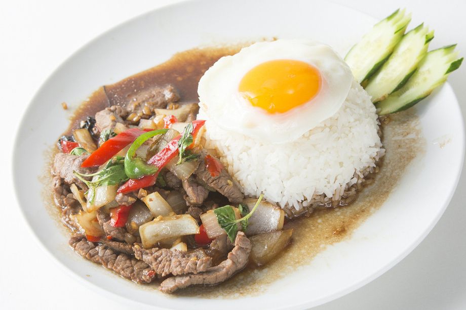 ガパオ・ヌア・ラート・カーオ（ガパオごはん・牛）（1,080円）