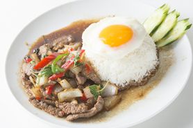 ガパオ・ヌア・ラート・カーオ（ガパオごはん・牛）