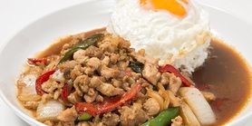 パッ・ガパオ・ガイ（鶏肉のガパオ)