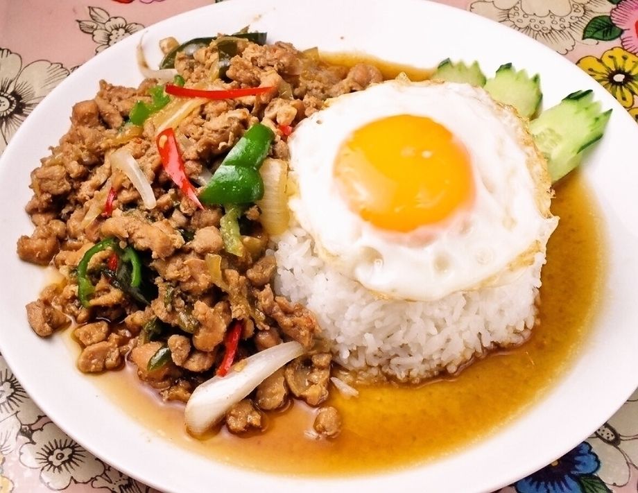 ガパオ・ガイ・ラート・カーオ（ガパオごはん・鶏）（980円）