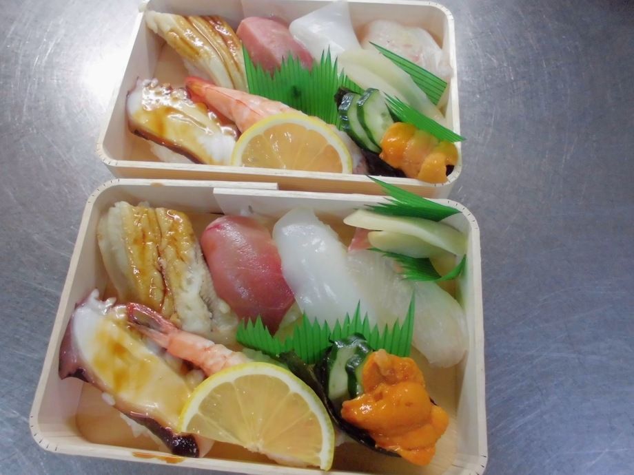 お寿司はお持ち帰りも出来ます。
