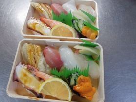 お寿司はお持ち帰りも出来ます。