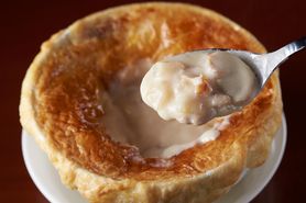 チキンときのこのBeerクリーム煮　パイ包みオーブン焼き