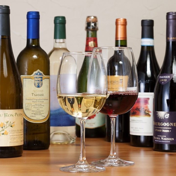 世界各国のワインを常時30種類以上取り揃えてお待ちしています♪