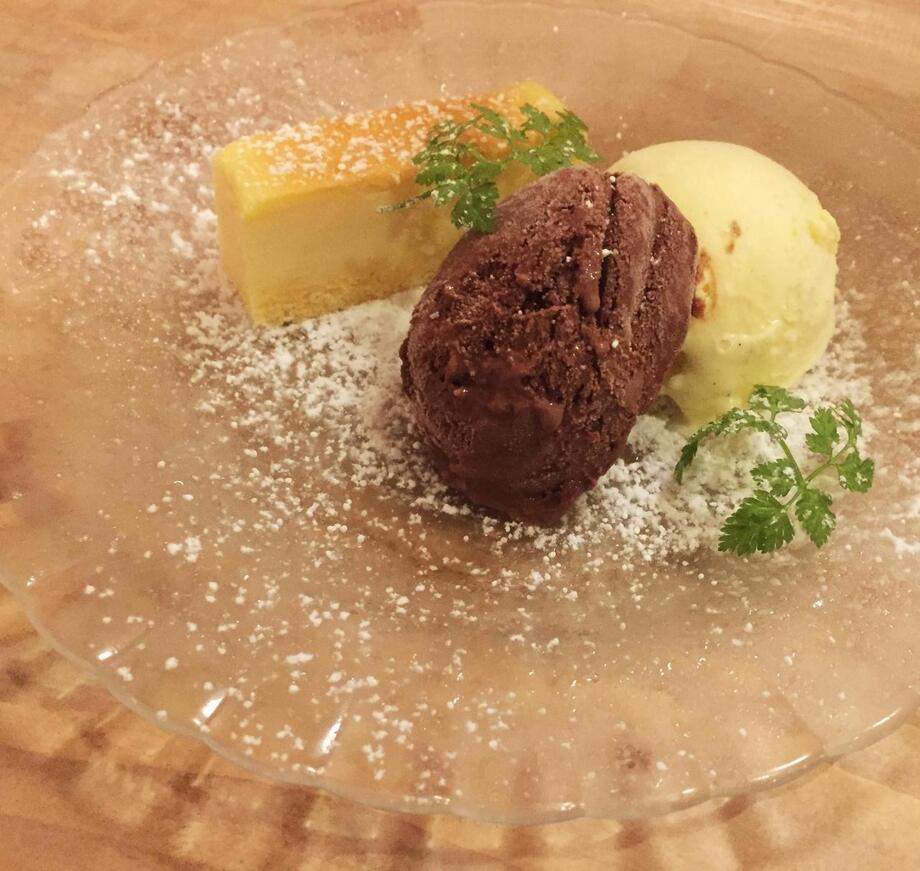 バニラとチョコアイスの盛り合わせ