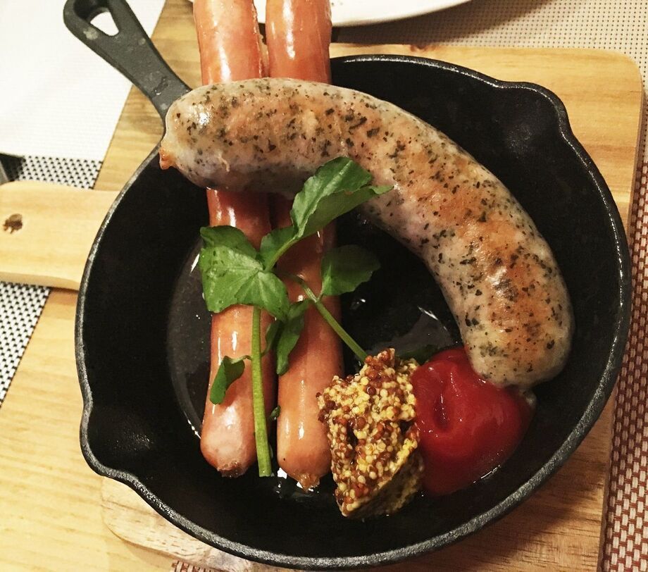 2種のソーセージのグリル　粒マスタード添え