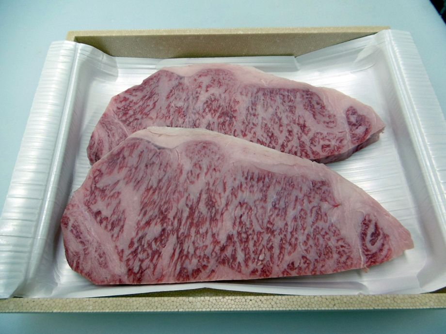 単品メニュー　秋田由利牛　　　サーロインステーキ（150ｇ　7,480円　　　　200g　9,880円）