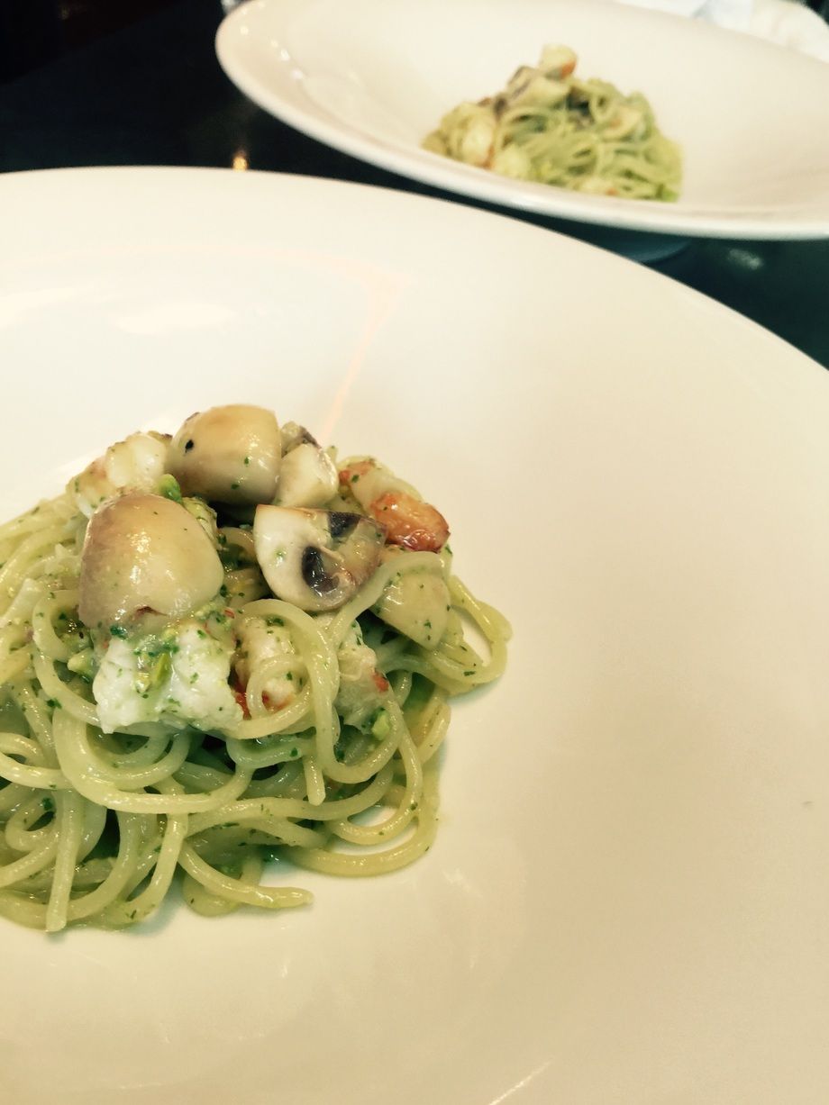 スパゲッティ  赤海老とマッシュルール  ピスタチオとルッコラのソース