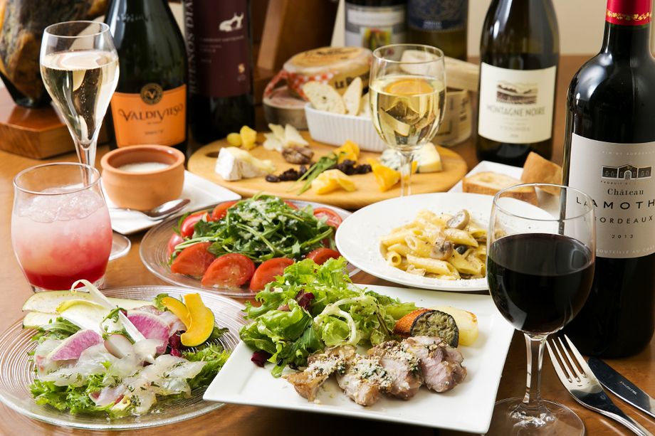 チキンとお野菜の旨味が詰まったオーブン焼き チーズとバルサミコのソース、季節野菜のガーデンサラダ、もちろん世界のチーズ盛り合せ、季節のパスタも！全7品☆スパークリングワインもある2時間飲み放題付き！パーティープラン