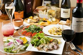 チキンとお野菜の旨味が詰まったオーブン焼き チーズとバルサミコのソース、季節野菜のガーデンサラダ、もちろん世界のチーズ盛り合せ、季節のパスタも！全7品☆スパークリングワインもある2時間飲み放題付き！パーティープラン