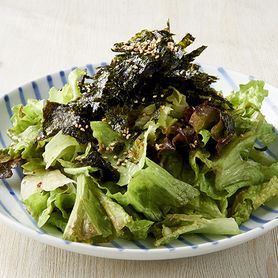 海苔とたっぷり白ゴマのサラダ