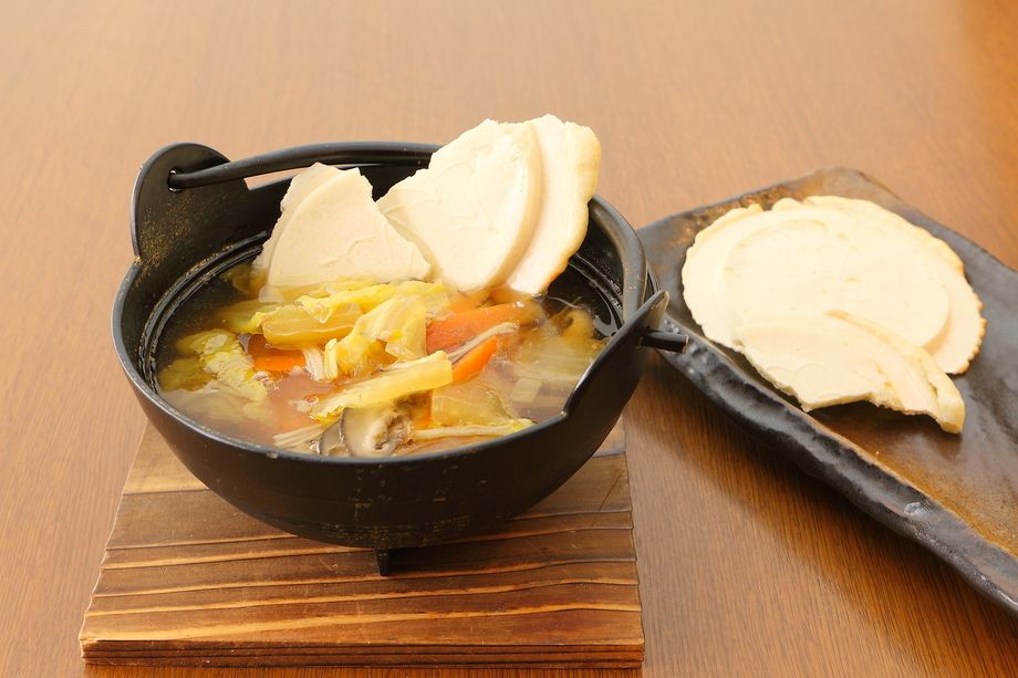 八戸せんべい汁（鍋で提供）（880円＋税）