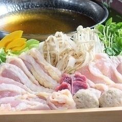 旨味に優れたコク！！【やまがた地鶏】～もも・むね・つくね・砂肝・皮のセット～  店主が惚れた味、「やまがた地鶏」。山形でもまだ生産者が少ない貴重な品種。赤笹軍鶏（しゃも）を中心に交配し、赤味を帯びた肉色で、うま味に優れコクがあり、歯ごたえもよいと定評があります。レアでも食べれる鮮度のものを。