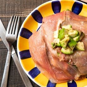 切り落とし生ハムとアボカドのグリーンサラダ