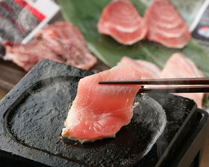 マグロ三種溶岩プレート焼き