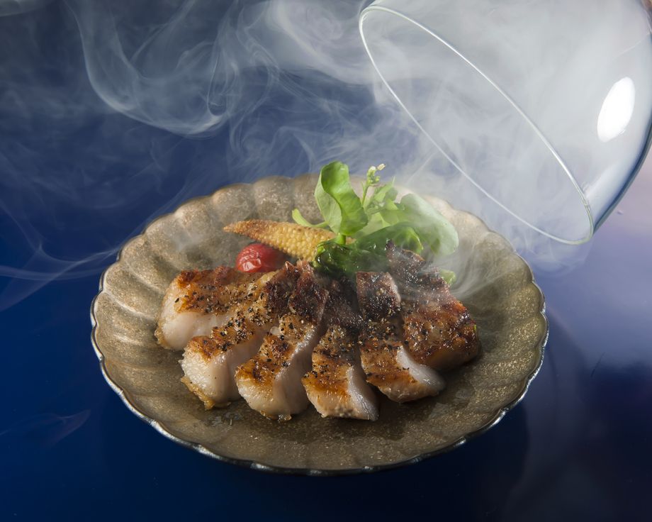 スモーク薫る梅山豚(めいしゃんとん)のバラ肉ステーキ