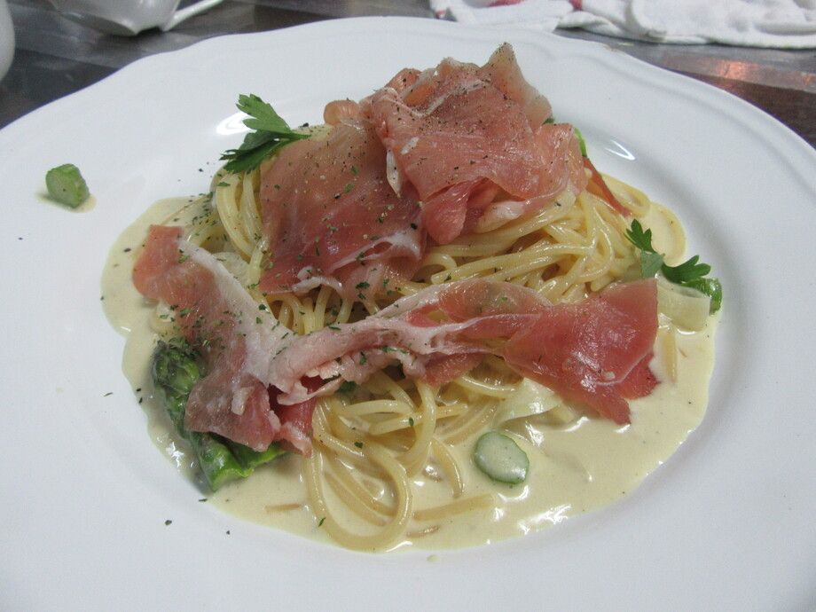 生ハムとアスパラガスのクリームパスタ