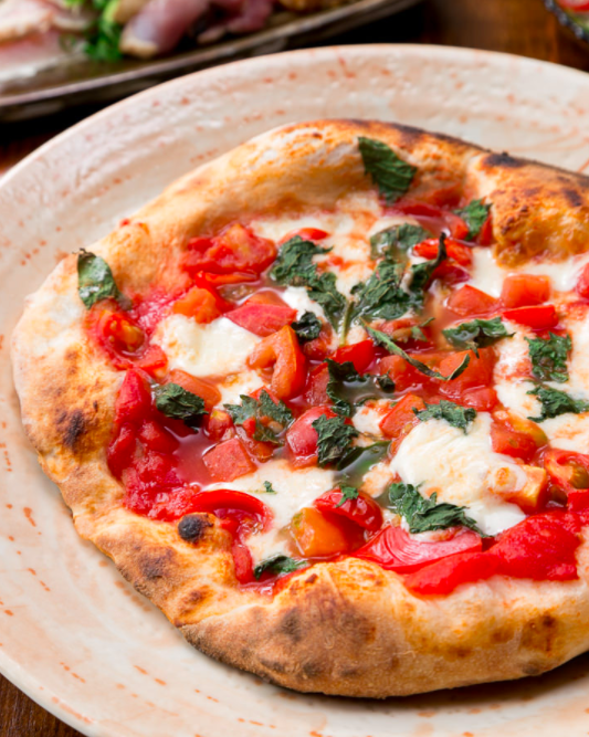 ３種のトマトと大葉のピザ