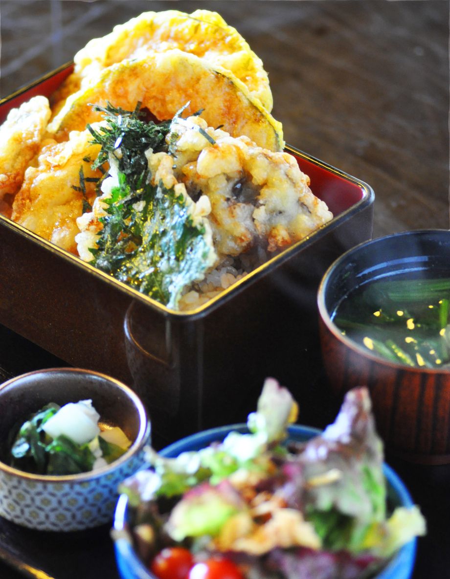 季節の野菜天丼（1080円(税別)から）