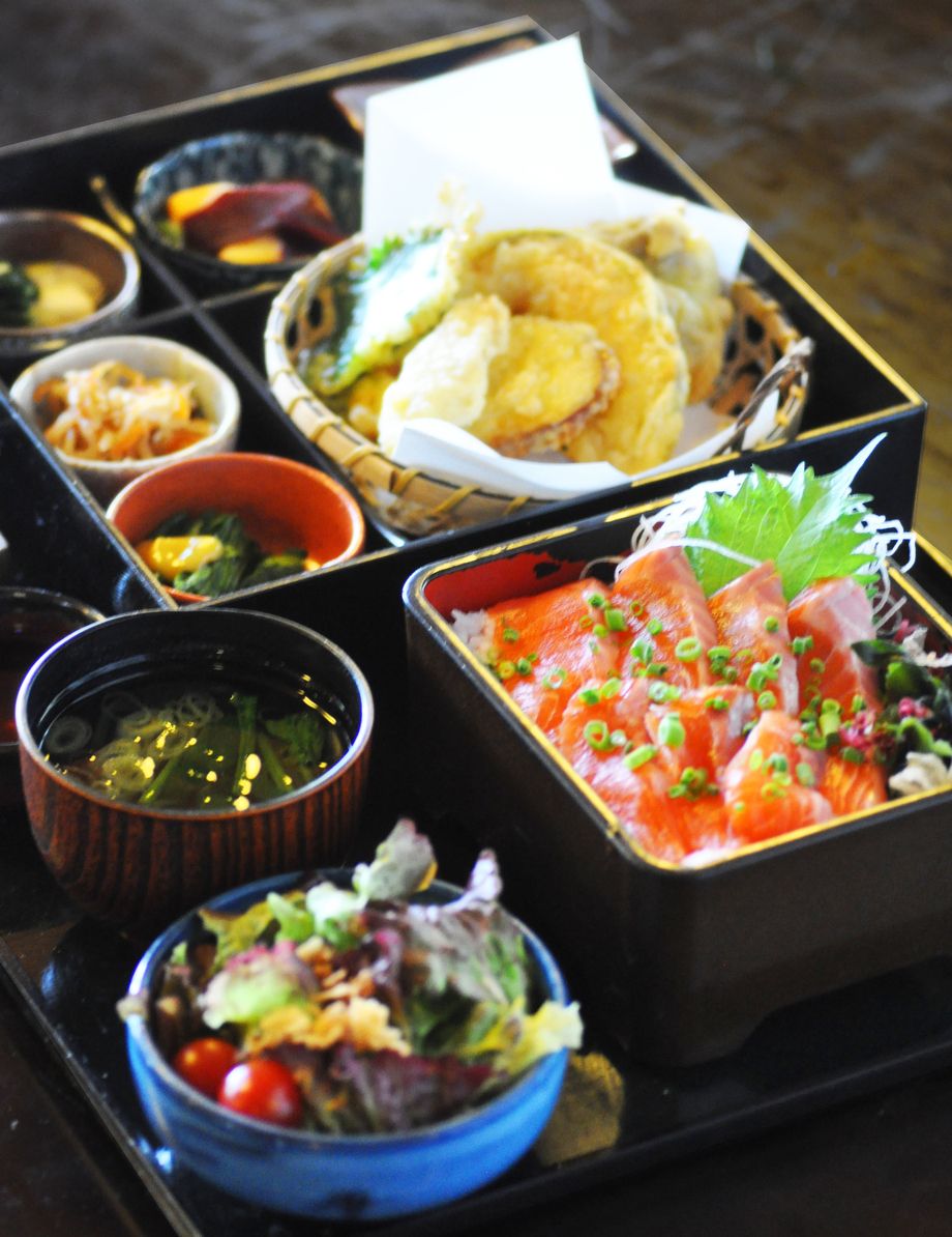 甲斐サーモン重（1180円(税抜)から）