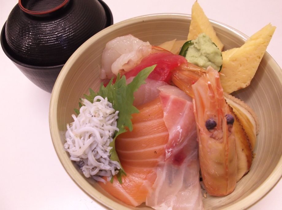 ランチ タイム 限定      (11:00～15:00)      　　　　   得○チラシ（900円 (972円)）