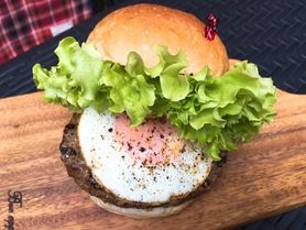 目玉焼（鉄骨卵）バーガー