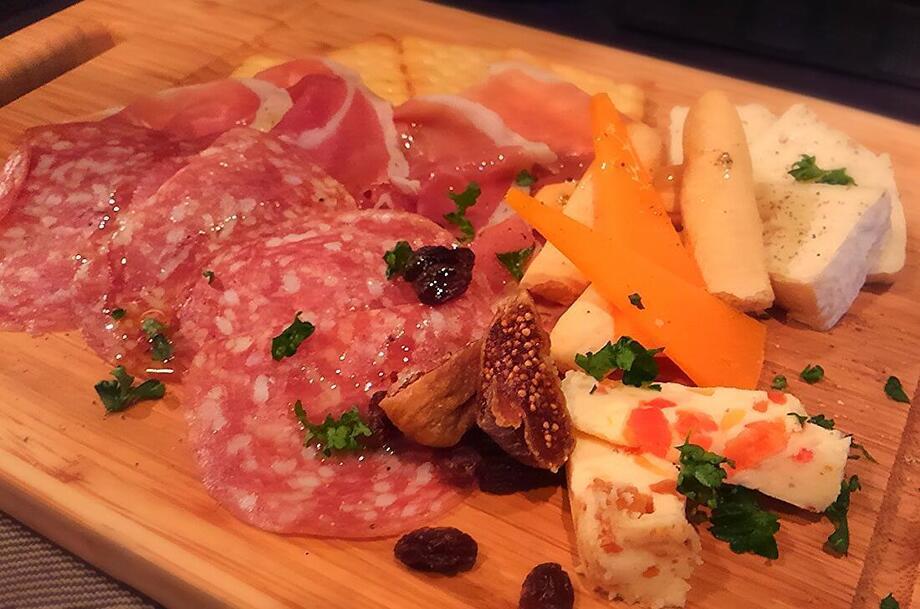 生ハム、サラミ、チーズの盛合せ（￥1,580）