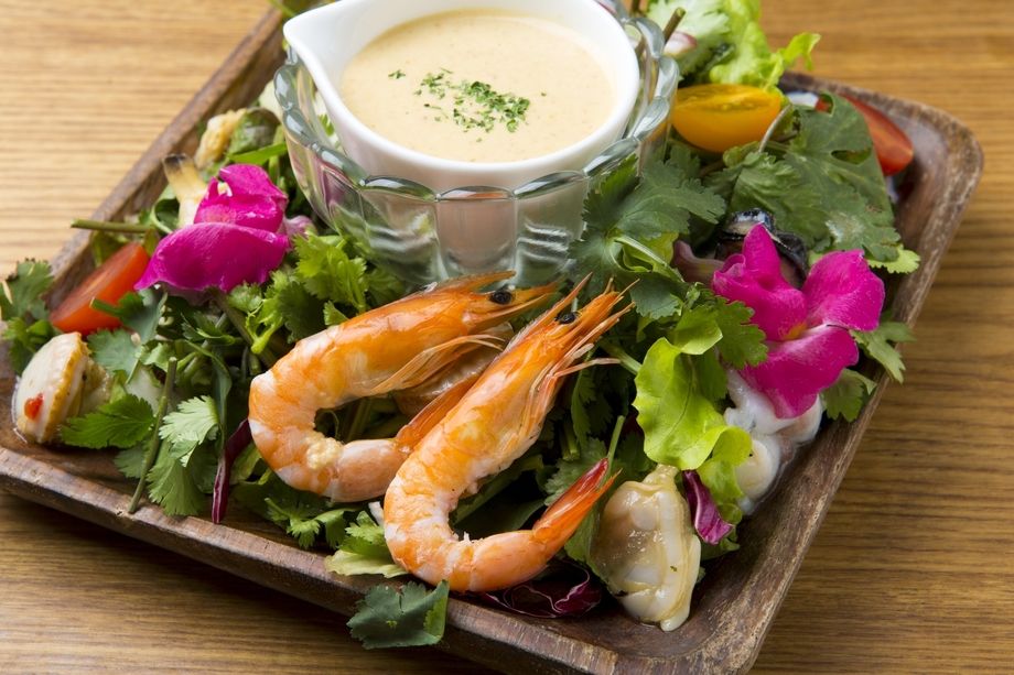 ごろごろシーフードパクチーサラダ（780円）