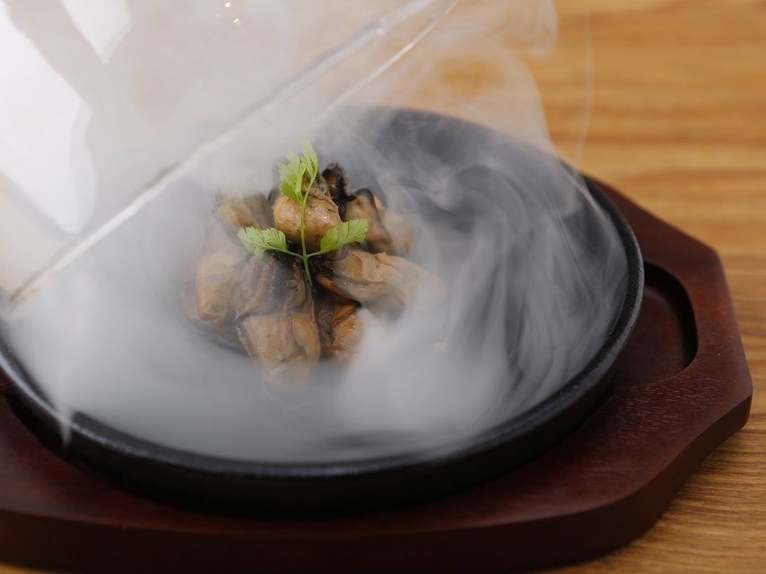 牡蠣の超スモークのオイル漬け（580円）