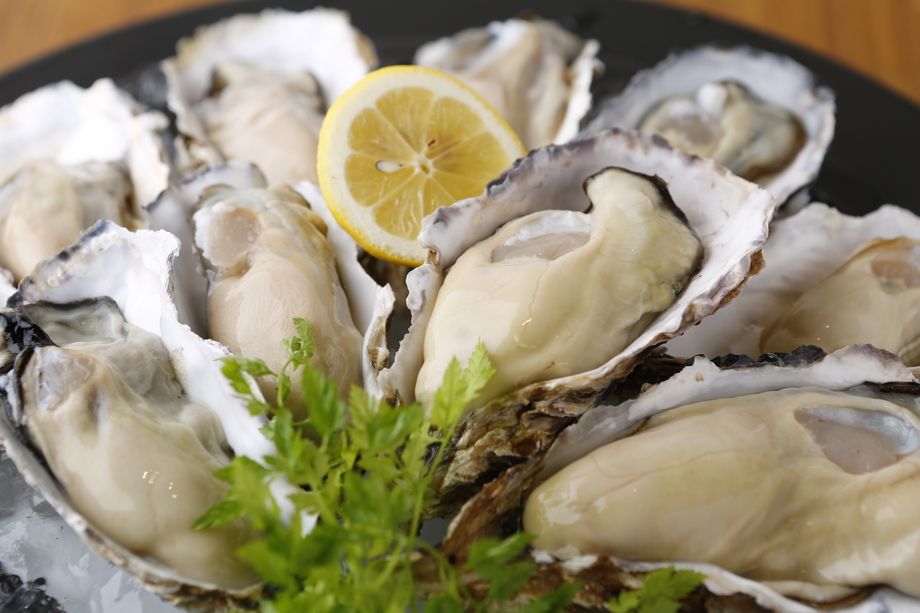 Raw Oyster　生牡蠣　常時4～8種類（380～780円）