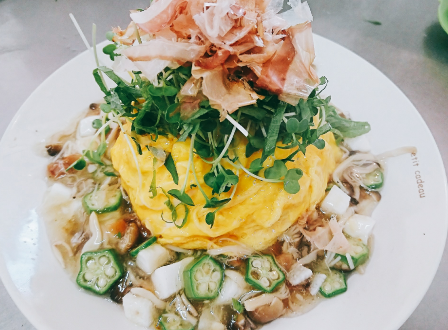 小女子と梅と青しその和風おむらいす（1630）