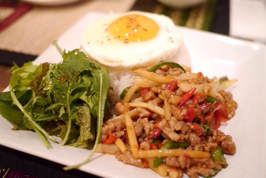 パッカパウ -豚肉のバジル炒めとご飯-（950円）